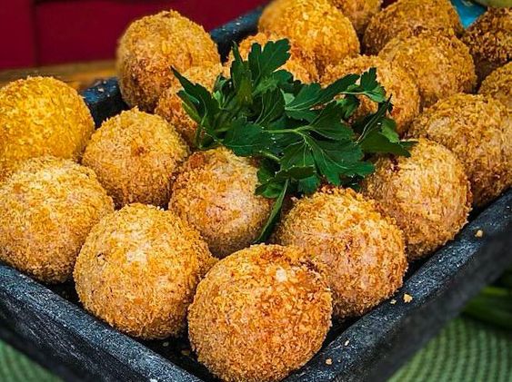 Bolinho de carne seca | Receita crocante por fora e macia por dentro