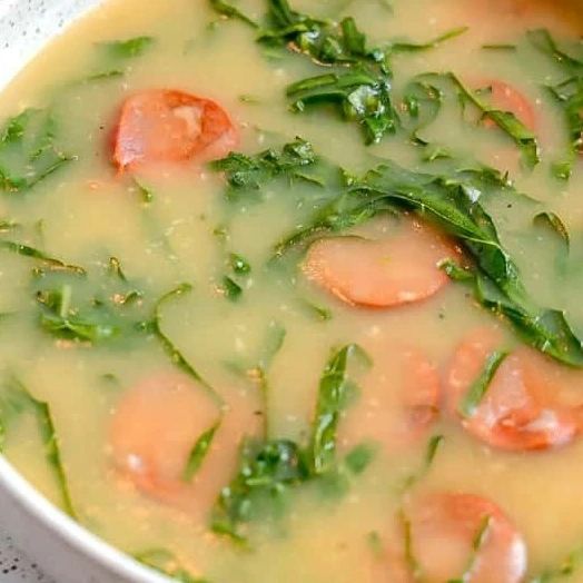 Caldo de linguiça que esquenta com tanto sabor que vira janta sim