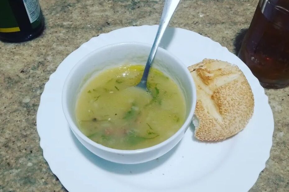 Caldo de mandioca fácil para servir como jantar nas noites frias