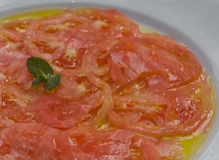 Carpaccio de tomate light é uma delícia e muito fácil de fazer