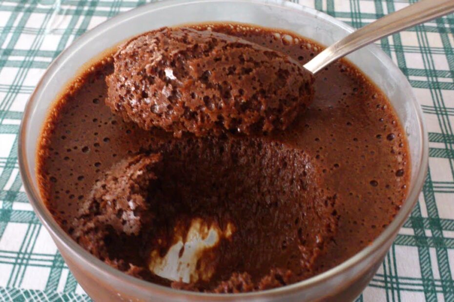 Delicioso mousse de chocolate sem creme de leite; vamos fazer agora?