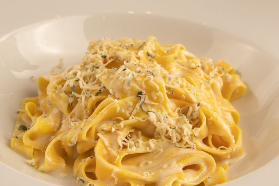 Fettuccine com molho trufado que fica pronto já