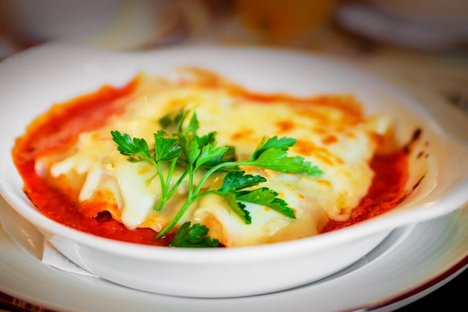 Lasanha de frango com molho branco e molho de tomate