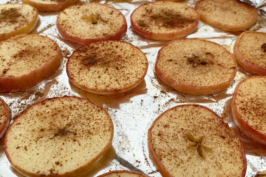 Maçã assada com canela muito saborosa para lanches rápidos