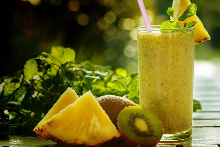 Receita de smoothie de abacaxi e kiwi com muita vitamina C!