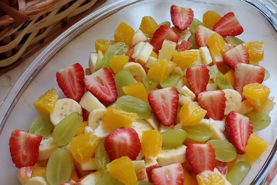 Salada de frutas tropicais é um lanche saudável e bem delicioso