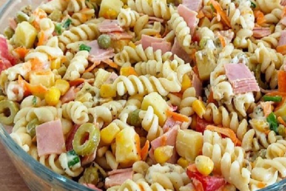 Salada de macarrão parafuso é ótima para acompanhar