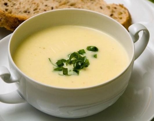 Sopa de batata vegana perfeita para esquentar sua família naqueles dias frios