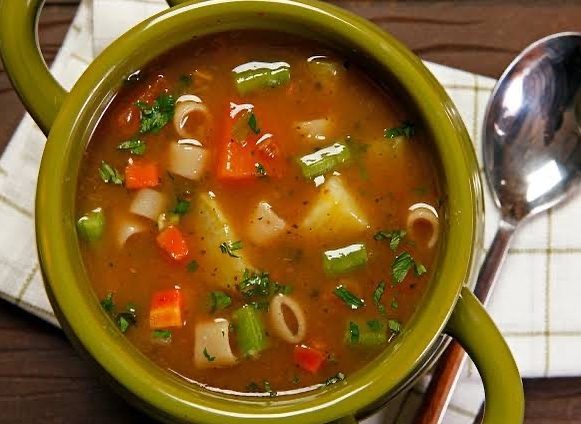 Sopa picante de legumes é um verdadeiro prato para jantar que a família vai amar