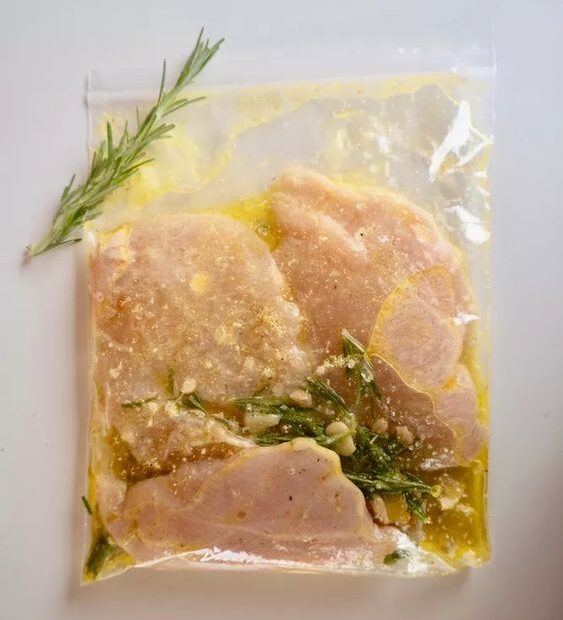 Receita de marinada para frango deixa tudo delicioso