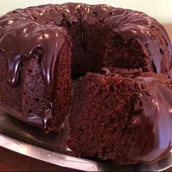 Bolo de chocolate com iogurte no liquidificador: receita fácil