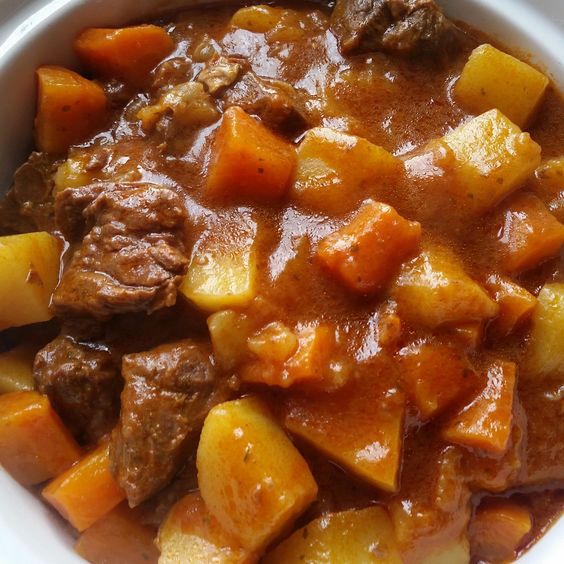 Carne de panela com batata e caldo grosso: receita simples e fácil