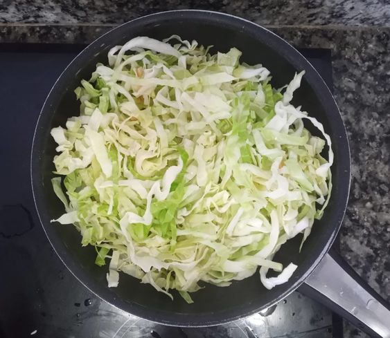 Como fazer um repolho rasgado temperado?