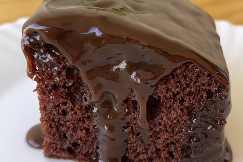 Bolo de chocolate com calda quente super fofinho e saboroso