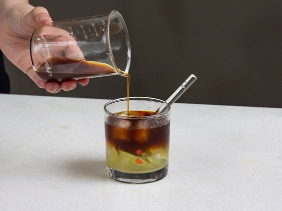 Como fazer caipirinha de café e dar um show em casa