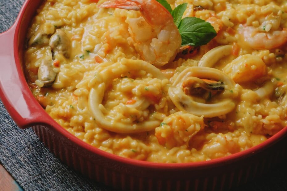 Essa paella com arroz de risoto é fácil demais