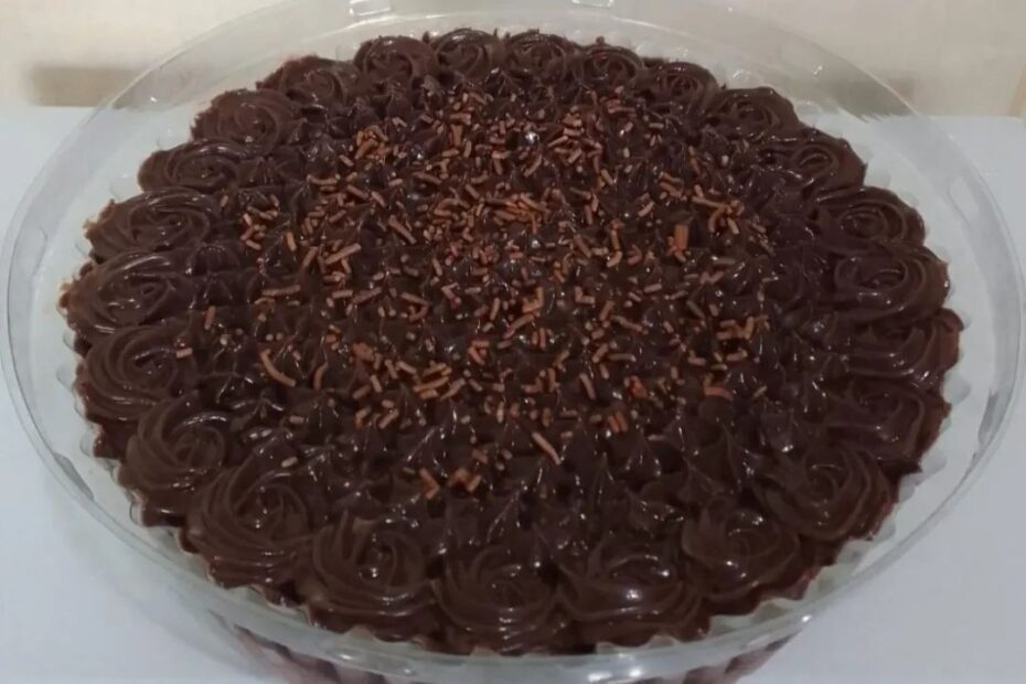 Esse bolo de chocolate molhadinho na travessa é ótimo