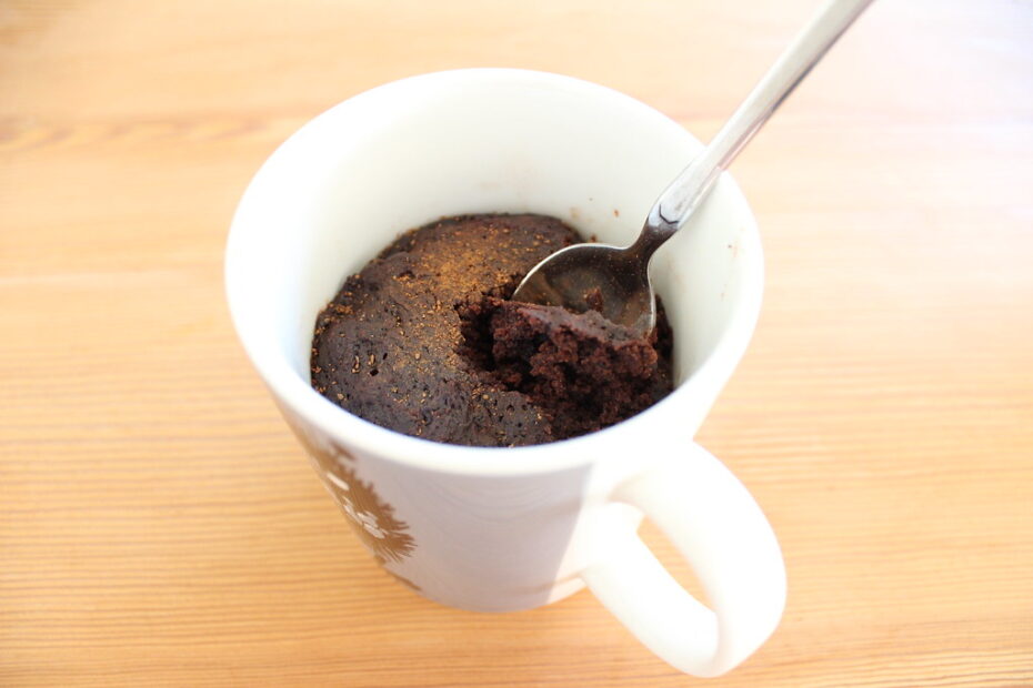 Receita de bolo de caneca de chocolate (sem transbordar ou ficar seco)