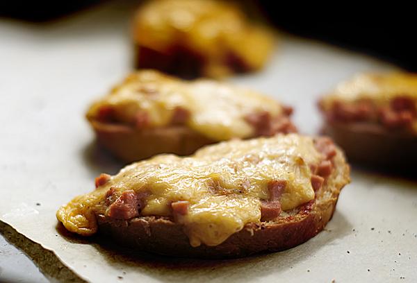 Receita de bruschetta com presunto e queijo suíço