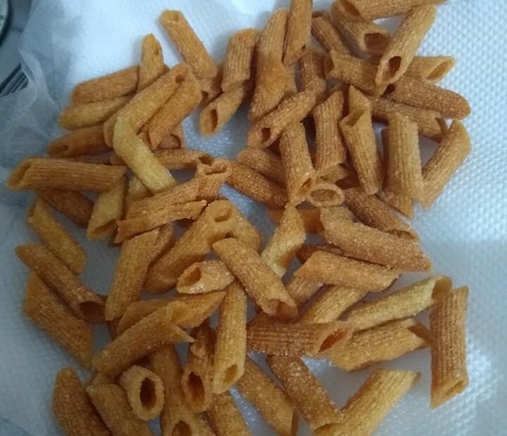 Salgadinho de macarrão frito caseiro: melhor que cheetos?