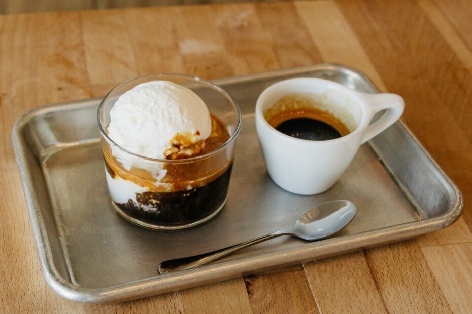 Um affogato de café sempre cai bem com um lanche