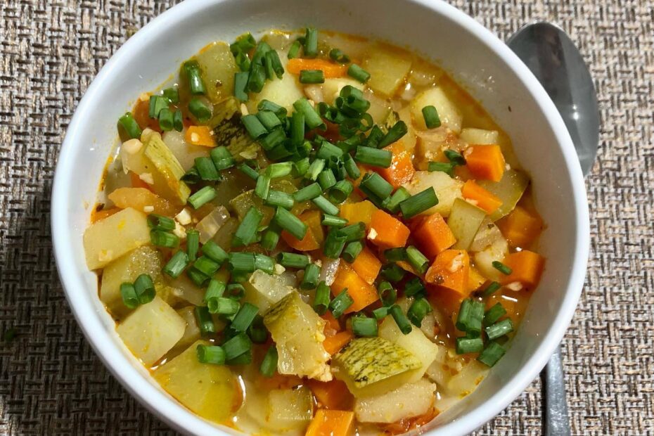 Uma sopa de legumes na pressão cai muito bem pra hoje