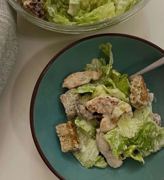 Balde de salada com queijo vai te deixar bem saudável