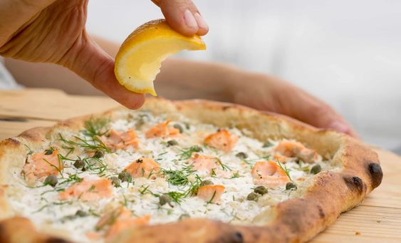 Pizza de salmão com cream cheese faz sucesso nas noites caseiras