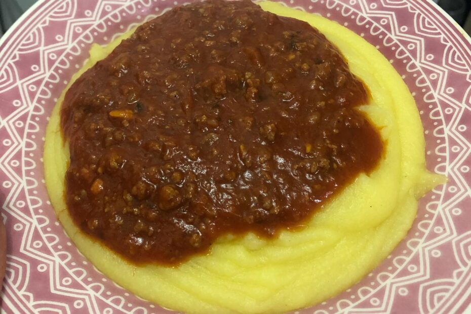 Polenta cremosa com carne moída para o almoço de amanhã