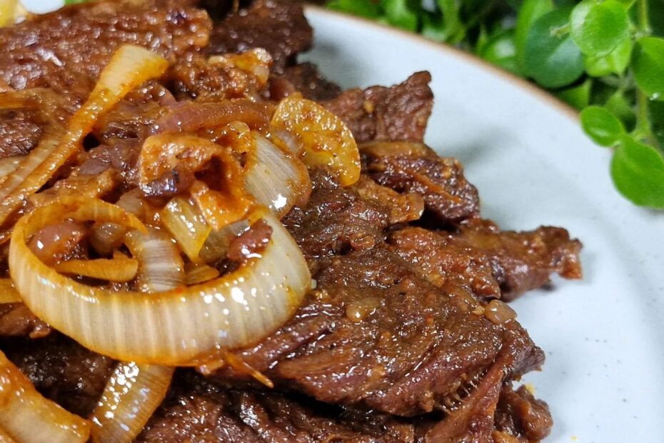 Um bife acebolado com batata frita do jeito mais fácil: adeus preguiça