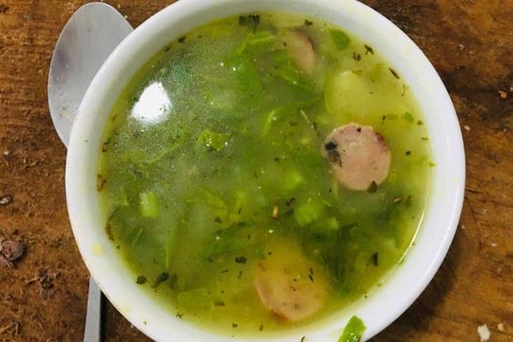 Receita de Um caldo verde com carne que aquece o coração: receita fácil